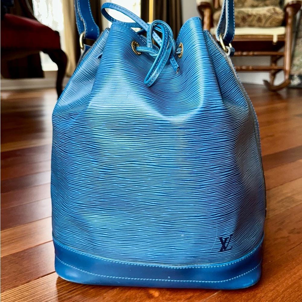 Louis Vuitton Noé Epi Leather Bucket Bag in Toledo Blue - Picture 3 of 16